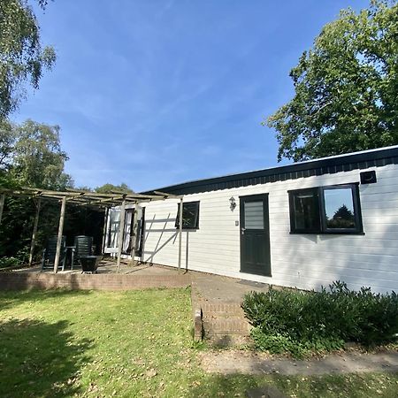 Veluwe Vakanties Chalets With Private Barrel Sauna - With Pool Bar And Restaurant Facilities In The Veluwe National Park พุทเทิน ภายนอก รูปภาพ